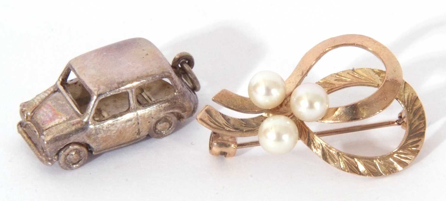 Mixed Lot: 9ct gold pearl brooch, a plain and textured tied ribbon design, highlighted with three