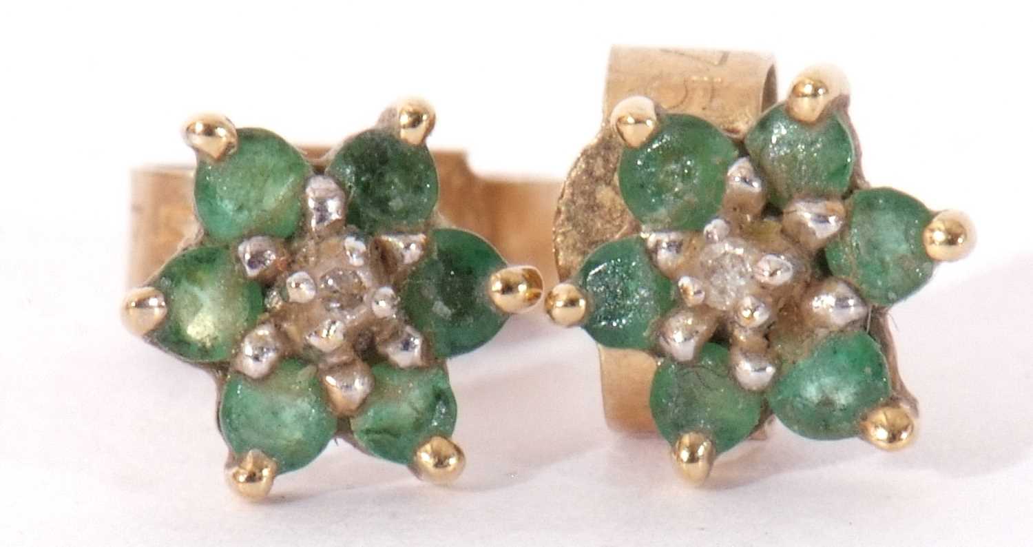 Mixed Lot: pair of small emerald and diamond cluster earrings, post fittings, 4mm diam, together - Image 3 of 6
