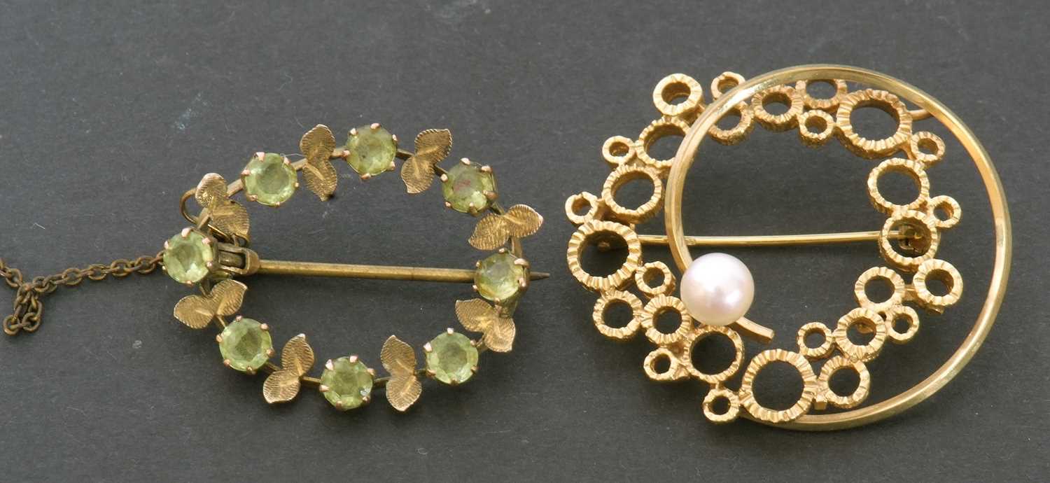 Mixed Lot: 9ct stamped open work brooch, plain and textured circular design, highlighted with a - Image 4 of 4
