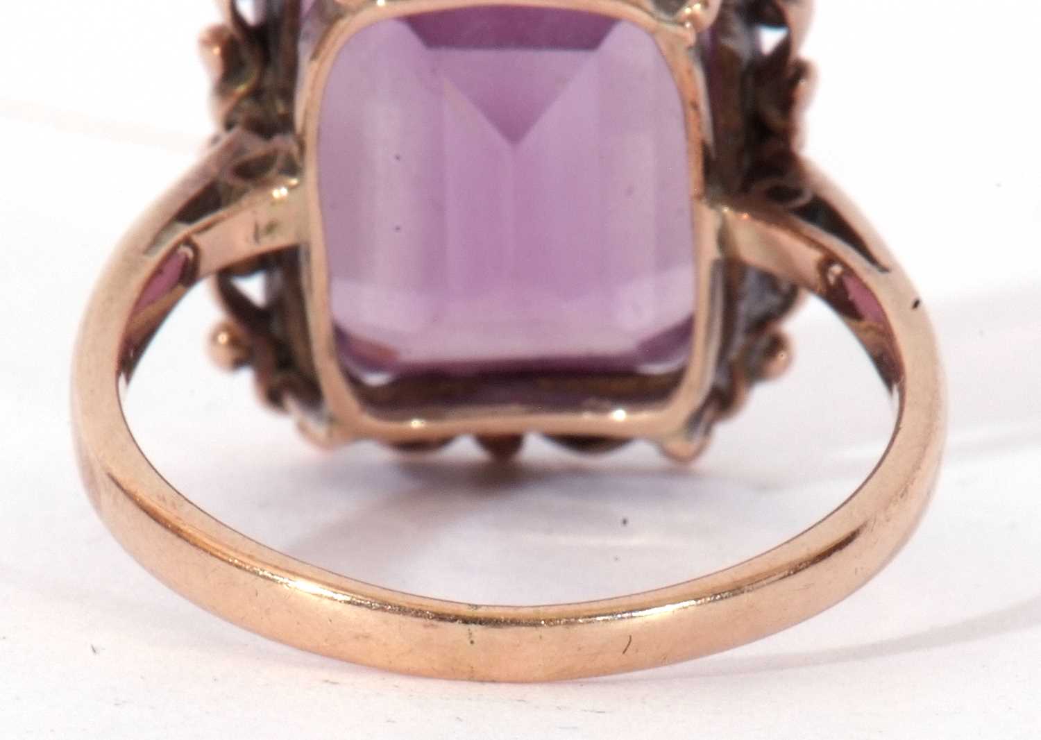 Synthetic spinel dress ring of rectangular cut, 16 x 12mm, colour change from blue to purple, size - Image 6 of 9