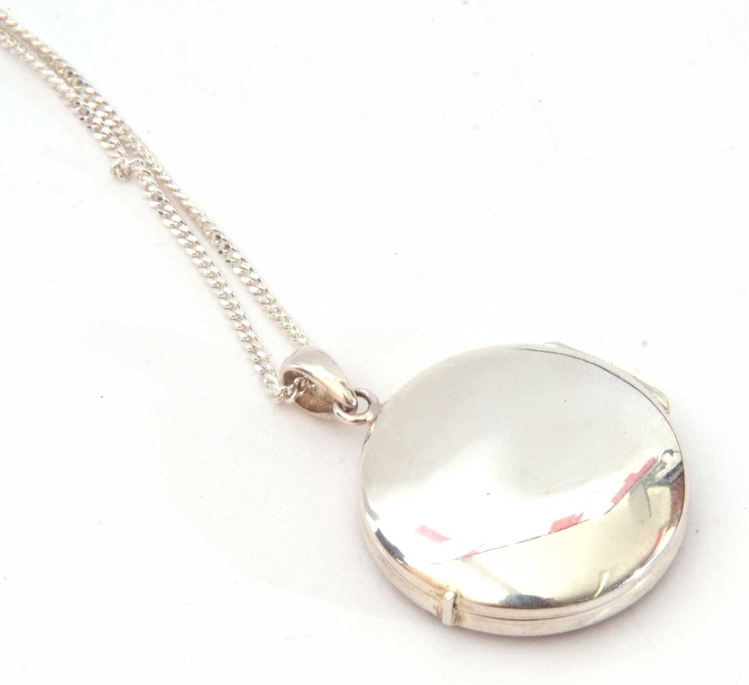 Modern white metal and Blue John hinged locket, 22mm diam, suspended from a 925 marked chain - Image 4 of 6