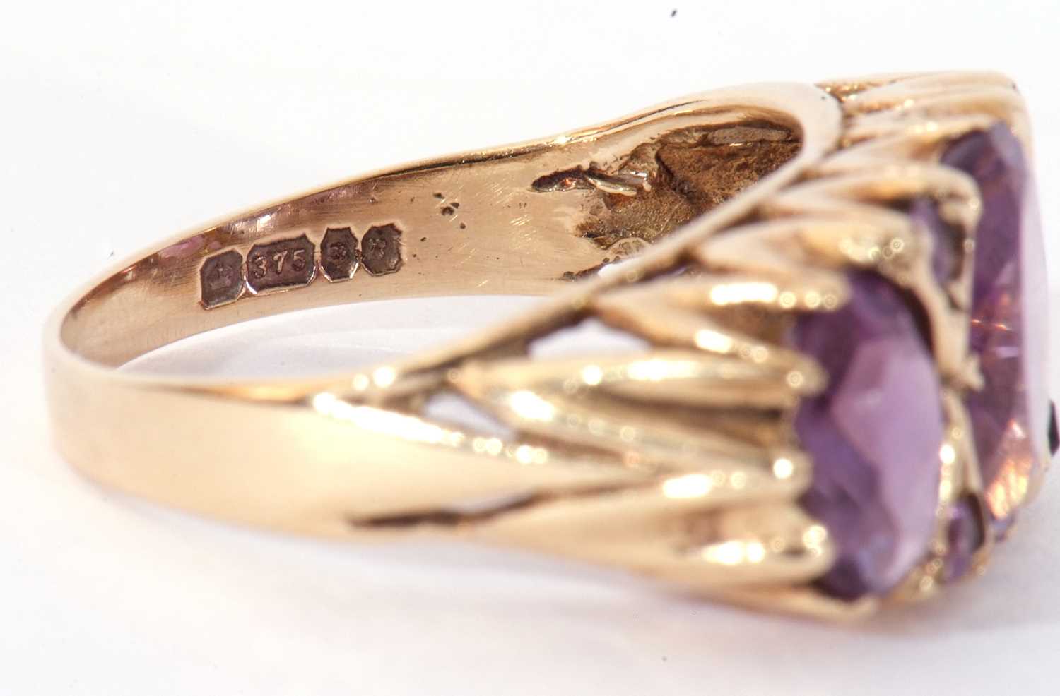 9ct gold three stone amethyst ring featuring three graduated oval facet cut amethysts highlighted - Image 7 of 8