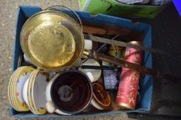 ONE BOX OF HOUSEHOLD SUNDRIES TO INCLUDE A BRASS WARMING PAN