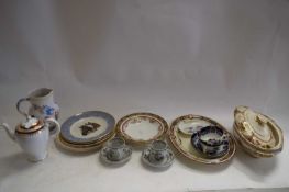 MIXED LOT DECORATED CERAMICS TO INCLUDE COLLECTORS PLATE, VEGETABLE DISH, COFFEE CUPS ETC