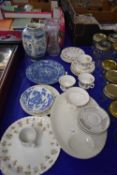 MIXED LOT VARIOUS WARES TO INCLUDE A MODERN DELFT STYLE VASE, COPELAND SPODE BLUE ITALIAN TABLE