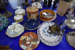 MIXED LOT VARIOUS CERAMICS TO INCLUDE CROWN DERBY TEA SET, VARIOUS MEAT PLATES ETC