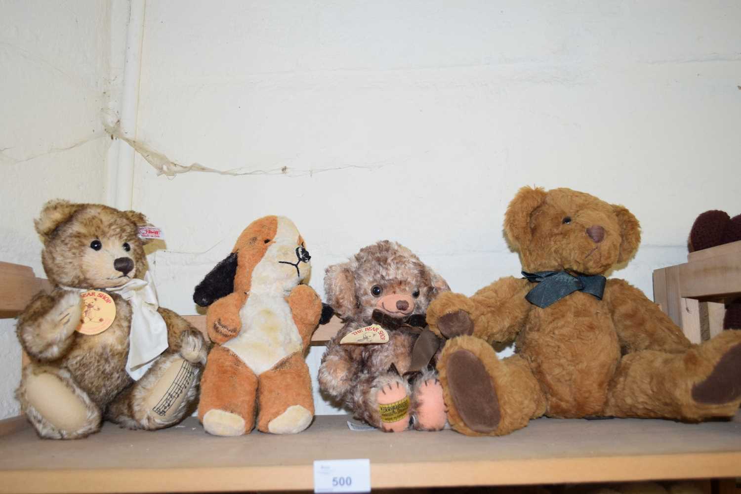 MIXED LOT COMPRISING SMALL MERRYTHOUGHT TEDDY BEAR, BEARING LABEL FOR 'THE BEAR SHOP', A SMALL