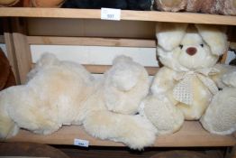 MIXED LOT COMPRISING A TOY POLAR BEAR AND A TOY RABBIT (2)