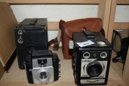 MIXED LOT OF VINTAGE CAMERAS TO INCLUDE A CONWAY SUPER FLASH AND KODAK BROWNIE AND OTHERS (4)