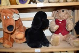 MIXED LOT COMPRISING A BANANAS TOY DOG, A FURTHER BLACK TOY DOG AND A TEDDY BEAR (3)