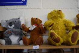 MIXED LOT COMPRISING A MERRYTHOUGHT LIMITED EDITION BEAR NO 21/100, TOGETHER WITH A TIKLE BEAR AND A