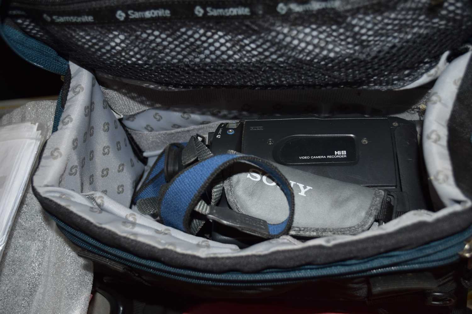 SONY HANDICAM VIDEO CAMERA AND TRAVEL CASE