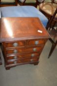 SMALL MAHOGANY VENEERED FIVE DRAWER CHEST, 42CM WIDE