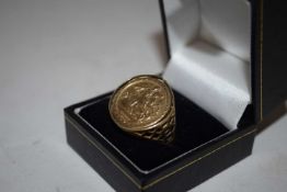 LIGHTWEIGHT GOLD ST GEORGE RING, STAMPED 375 TO INTERIOR