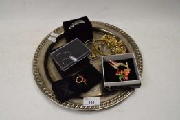 VARIOUS COSTUME JEWELLERY, BROOCHES, ETC