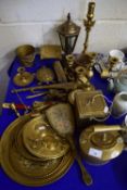 VARIOUS BRASS AND OTHER WARES TO INCLUDE KETTLE, WALL PLAQUES, TRIVETS, LANTERN, CANDLESTICK,