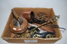 VARIOUS COPPER AND BRASS WARES TO INCLUDE KETTLE, TRIVET, MEASURES, HORSE BRASSES ETC