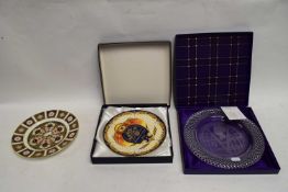 ROYAL CROWN DERBY IMARI PATTERN PLATE, FURTHER ROYAL COMMEMORATIVE PLATE AND AN EDINBURGH CRYSTAL