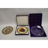 ROYAL CROWN DERBY IMARI PATTERN PLATE, FURTHER ROYAL COMMEMORATIVE PLATE AND AN EDINBURGH CRYSTAL