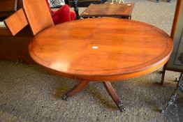 YEW WOOD VENEERED OVAL PEDESTAL COFFEE TABLE, 117CM WIDE