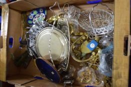 LARGE BOX OF VARIOUS MIXED ITEMS TO INCLUDE HORSE BRASSES, FURNITURE HANDLES, CRUET ITEMS ETC