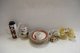 MIXED CERAMICS TO INCLUDE ROYAL WINTON FLORAL DECORATED TEA WARES, VARIOUS DINNER PLATES, MEAKIN