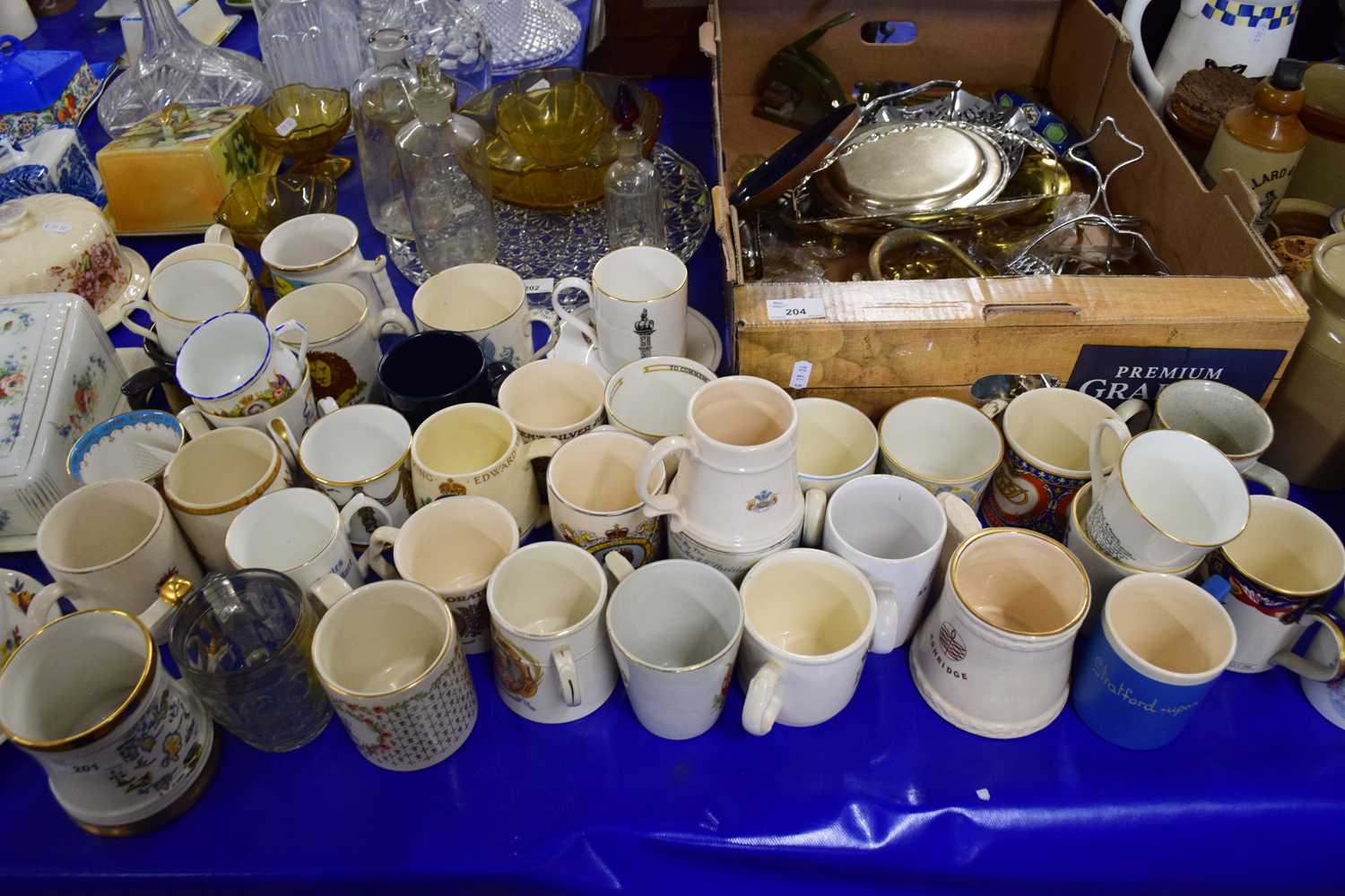 LARGE COLLECTION OF VARIOUS ROYAL COMMEMORATIVE AND OTHER MUGS