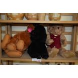 MIXED LOT COMPRISING A BANANAS TOY DOG, A FURTHER BLACK TOY DOG AND A TEDDY BEAR (3)