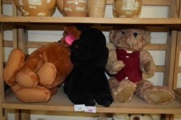 MIXED LOT COMPRISING A BANANAS TOY DOG, A FURTHER BLACK TOY DOG AND A TEDDY BEAR (3)