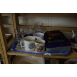 TRAY OF VARIOUS ROYAL COMMEMORATIVE MUGS, GLASSES AND TINS