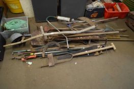 LARGE MIXED LOT VARIOUS GARDEN AND OTHER TOOLS