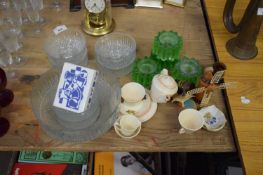 MIXED LOT GLASS AND CERAMICS TO INCLUDE A CHILD'S TEA SET