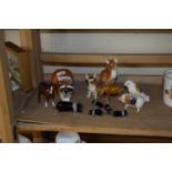 MIXED LOT ANIMAL ORNAMENTS TO INCLUDE A FAMILY OF GLASS PIGS, PLUS CRESTED ITEMS