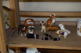 MIXED LOT ANIMAL ORNAMENTS TO INCLUDE A FAMILY OF GLASS PIGS, PLUS CRESTED ITEMS