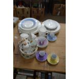 MIXED LOT QUANTITY OF CERAMICS TO INCLUDE WEDGWOOD GILT RIMMED TABLE WARES