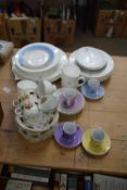 MIXED LOT QUANTITY OF CERAMICS TO INCLUDE WEDGWOOD GILT RIMMED TABLE WARES