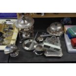 MIXED LOT SILVER PLATED WARES TO INCLUDE SPIRIT KETTLE, MUFFIN DISH ETC