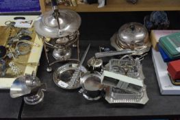 MIXED LOT SILVER PLATED WARES TO INCLUDE SPIRIT KETTLE, MUFFIN DISH ETC