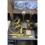 MIXED LOT VARIOUS BRASS WARES TO INCLUDE CANDLESTICKS, VINTAGE CAR HORN, BLOW LAMP, SPIRIT LEVEL AND