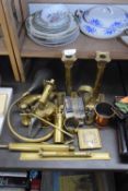 MIXED LOT VARIOUS BRASS WARES TO INCLUDE CANDLESTICKS, VINTAGE CAR HORN, BLOW LAMP, SPIRIT LEVEL AND