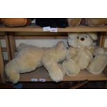 MIXED LOT COMPRISING A TOY POLAR BEAR AND A TOY RABBIT (2)