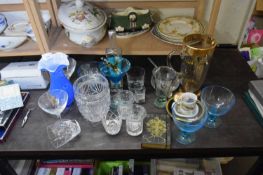 MIXED LOT VARIOUS GLASS WARES TO INCLUDE JUGS, VASES, DRINKING GLASSES ETC