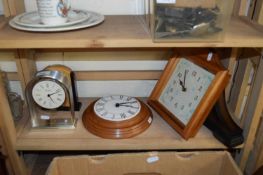 MIXED LOT OF FIVE MANTEL AND WALL CLOCKS