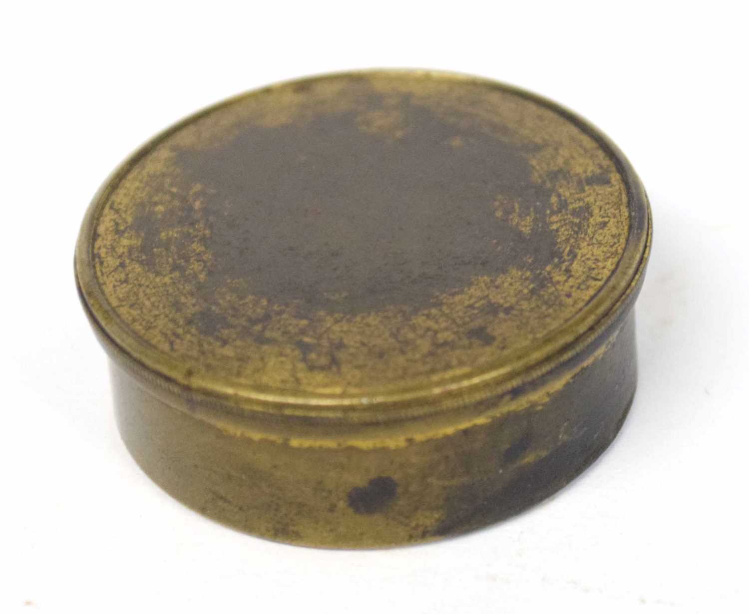Small brass Victorian travelling compass with brass topped lid - Image 2 of 2