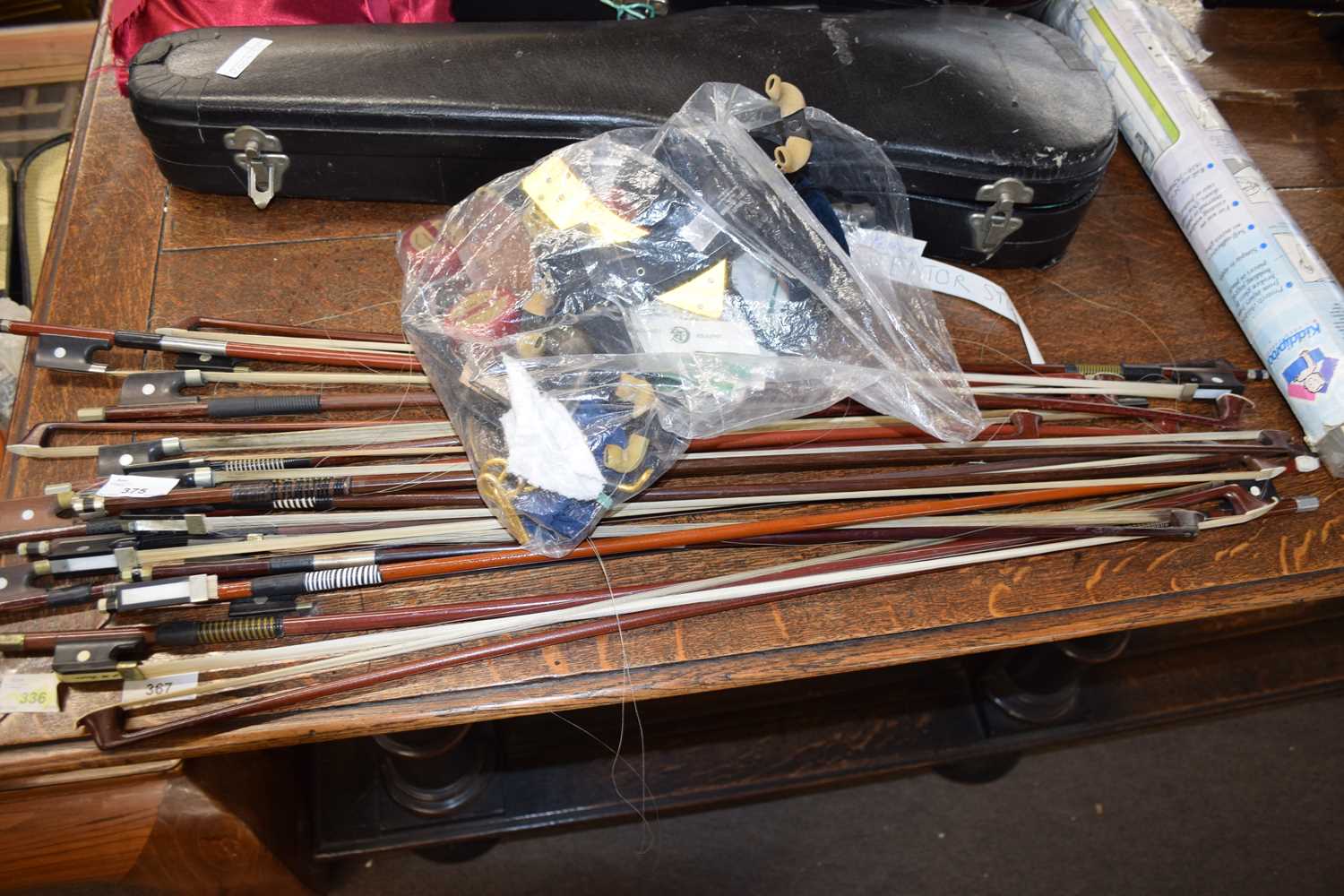 Group of 17 various 20th century violin bows, some a/f, together with a further quantity of