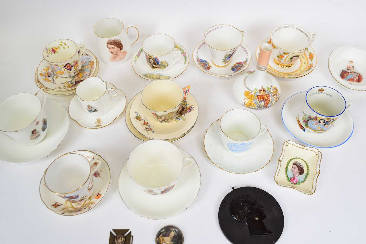 Quantity of porcelain commemorative wares including examples by Royal Doulton for Edward VII & Queen - Image 2 of 2