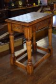 Late Victorian American walnut twin pedestal desk with nine drawers and a drop leaf extension to one