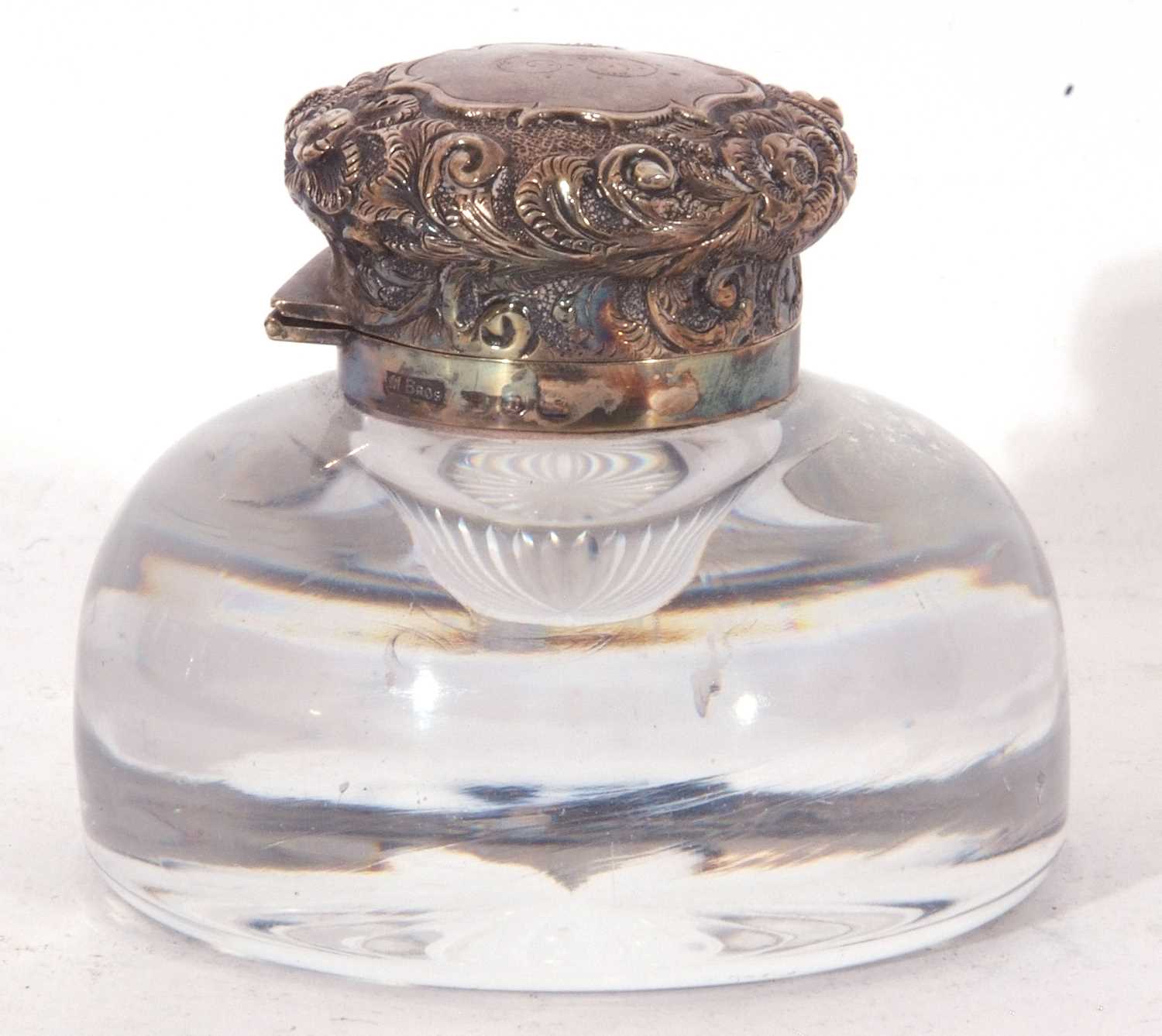 Circular clear glass inkwell with star cut base, hinged silver lid with embossed floral and - Image 2 of 4