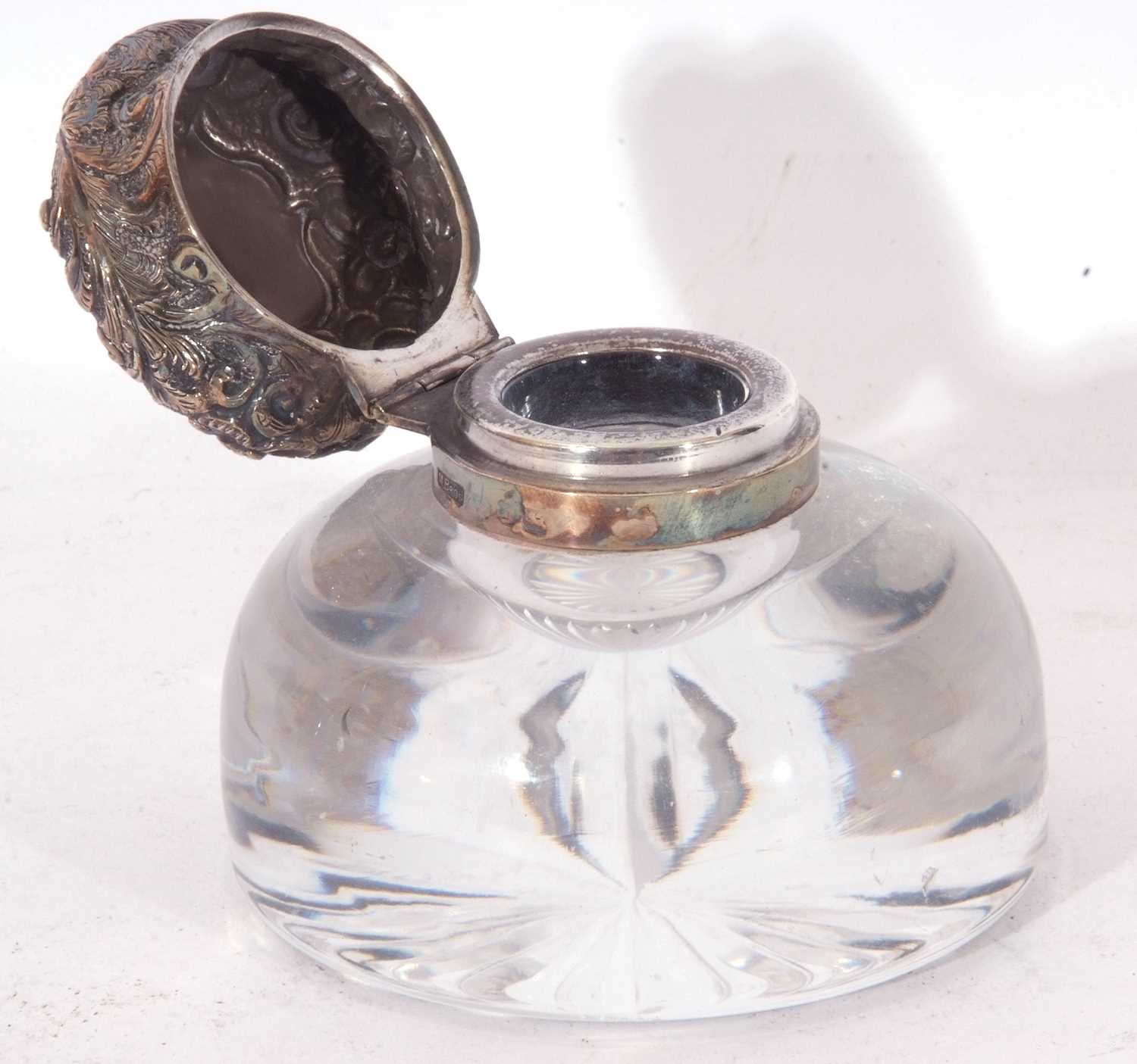 Circular clear glass inkwell with star cut base, hinged silver lid with embossed floral and - Image 3 of 4