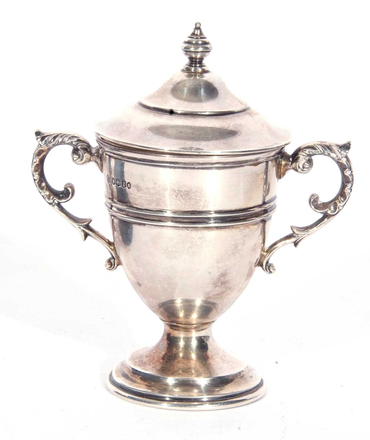 George V silver small trophy cup and lid with reeded mid-section and border, twin scroll capped leaf - Image 3 of 4